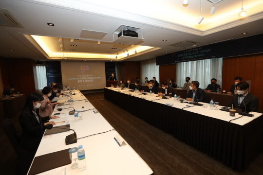 임혜숙 과기정통부 장관과 IT기업 대표들이 7일 오후 서울 코엑스에서 열린 '제1회 AI 최고위 전략대화'에서 토론하고 있다. 과기정통부 제공